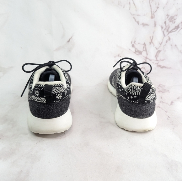 Nike Roshe Run Women 10 Gray Black Tribal Shoe Sneaker Felted Wool 685286-001 - Picture 4 of 12